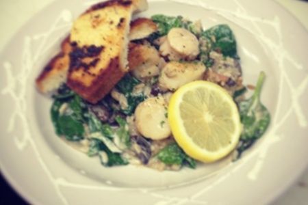 Shrimp dish with garlic bread